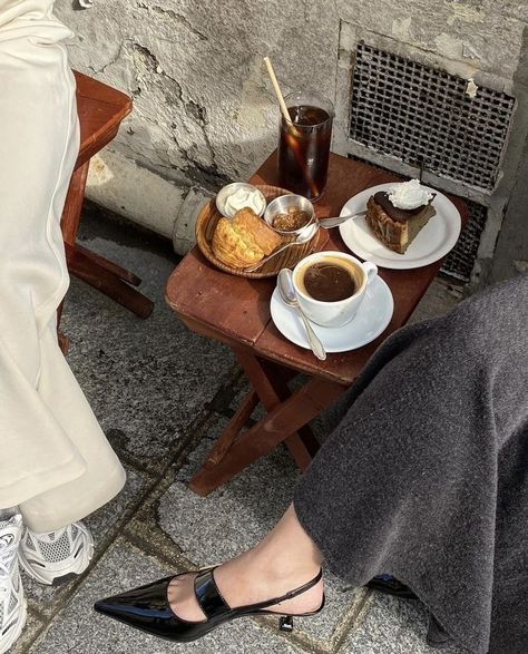 Autumn Cafe Aesthetic, Cafe Pics Ideas, Cafe Table Aesthetic, Coffee Vibes Aesthetic, Italian Coffee, Coffee Date, Oui Oui, Coffee Break, Coffee Time