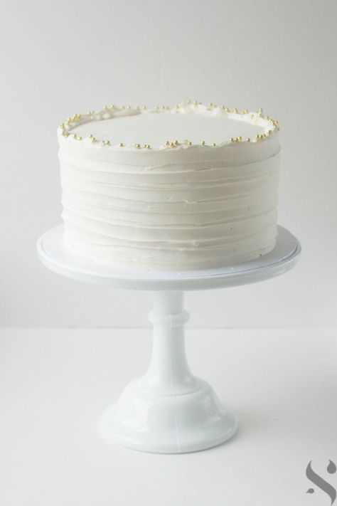 White And Gold Single Tier Cake, Sophisticated Birthday Cake, Simple Grad Cake, Birthday Cake With Gold, One Tier Wedding Cake, Simple Graduation Cakes, Biscuit Design, Blue Birthday Cake, White Birthday Cake