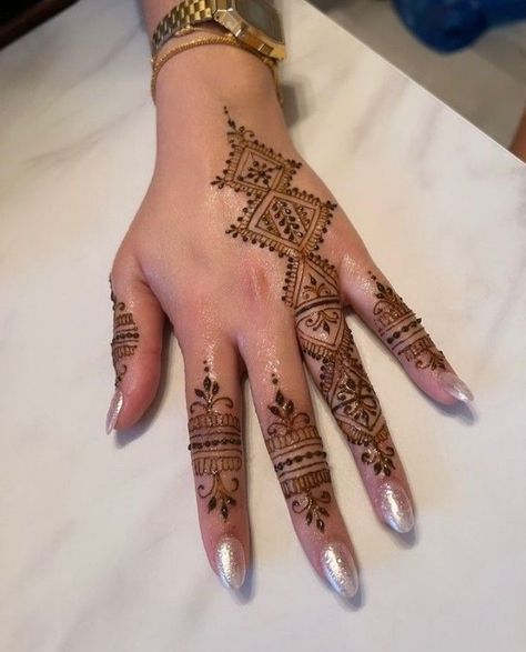 Oval Nails Inspiration, Eid Henna Design, Henna Eid, Aesthetic Henna, Moroccan Henna, Henna Style Tattoos, Henna Nails, Henna Inspired Tattoos, Finger Henna Designs