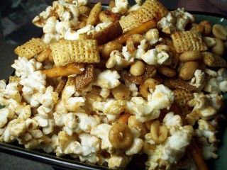 Tijuana Trash Trash Recipe, Popcorn Recipes Easy, Mom Essentials, Popcorn Snacks, Snack Dip, Spicy Snacks, Popcorn Recipes, Chex Mix, Snack Mix