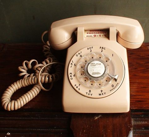 If landlines still existed! Old School Phone, Phone Backgrounds Tumblr, Old Phone, Home Phone, Desk Phone, Retro Mid Century, Office Phone, Corded Phone, Ring Ring