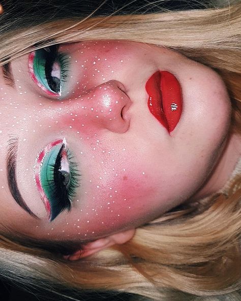 Xmas Makeup, Freckles Makeup, So Weird, Photo Look, Pretty Makeup, Christmas Spirit, The Snow, The Photo, Halloween Face Makeup