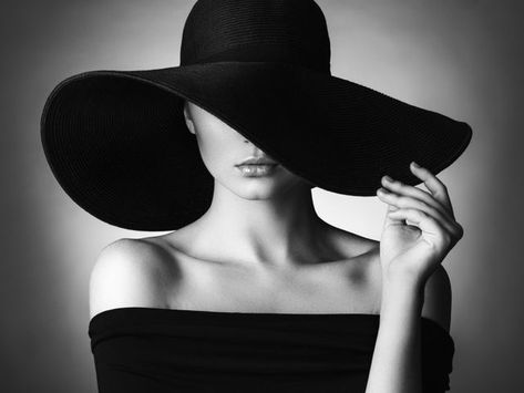 Who is your celebrity fashion icon? Celebrity Style Icons, Portrait Photography Women, Elegant Hats, Woman Drawing, Studio Shoot, Black And White Portraits, Beautiful Hats, Fashion Tips For Women, Young And Beautiful