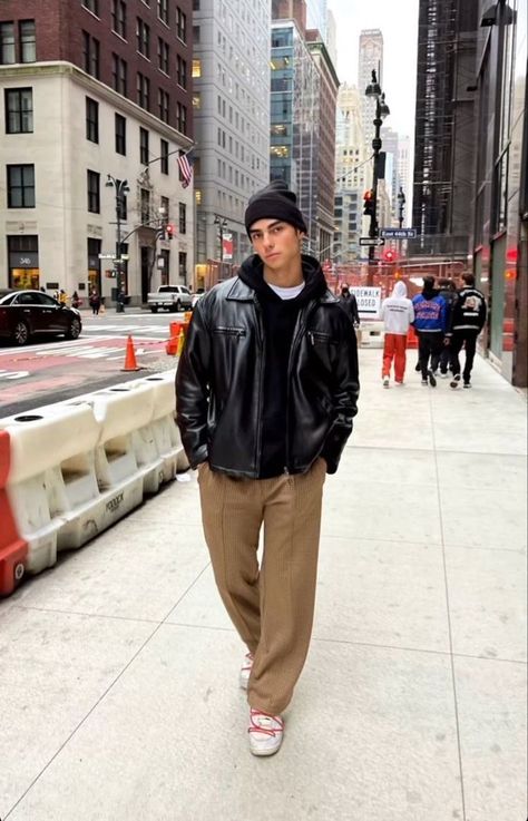 Cool & Aesthetic Winter Outfits Inspo For Men Mens Street Style Poses, Mens Fall Leather Jacket, Nyc Guys Aesthetic, Mens East Coast Fashion, Ny Winter Outfits Men, Nyc Mens Street Style Winter, Nyc Aesthetic Fashion Men, Nyc Winter Fashion Men, Guys Outfits Winter