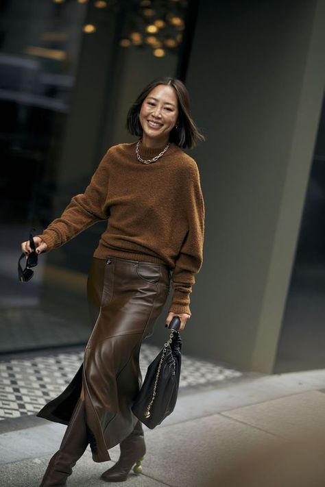 Brown Leather Skirt Outfit, Mode Monochrome, Working Wardrobe, Brown Leather Skirt, Leather Skirt Outfit, New York Fashion Week Street Style, Nyfw Street Style, Mode Casual, Looks Street Style