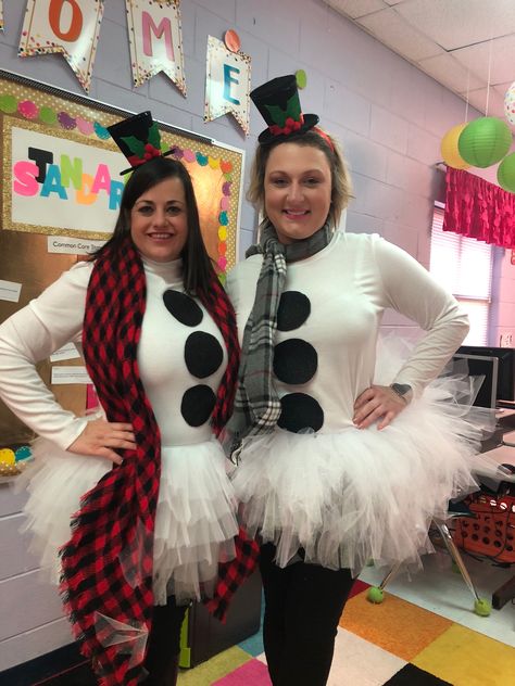 Dress Like Frosty The Snowman, Frosty Costume Diy, How To Dress Like A Snowman, Snowman Dress Up, Snowman Outfit Women, Snowman Shirt Ideas, Snowman Costume Woman, Snowman Day At School Outfit, Dress Like A Snowman For School