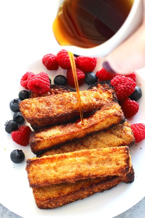 Easy Baked French Toast Sticks On the Go - Easy on the go breakfast for adults or kids! NeuroticMommy.com #vegetarian #breakfast Baked French Toast Sticks, Easy Baked French Toast, French Toast For One, Cinnamon French Toast Sticks, Easy On The Go Breakfast, Easy Cinnamon French Toast, French Brunch, French Toast Sticks Recipe, Kid Meal Ideas