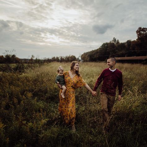 M A G G I E . R E C H on Instagram: “Cloudy days are my new fav 🙌🏻” Cloudy Day Family Photoshoot, Cloudy Day Portraits, Cloudy Day Photoshoot, Cloudy Photoshoot, Cloudy Day Photography, Cotton Field Photography Family, Family Photos Grassy Field, Family In Field Photography, Photoshoot Ideas Family