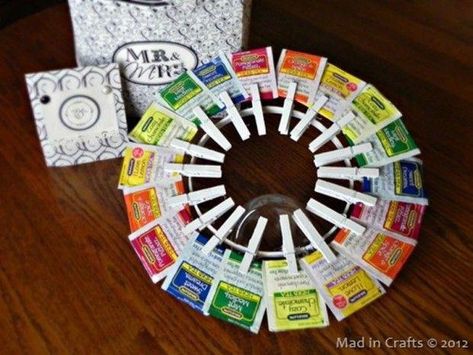 Reuse Wooden Clothespins #Losconcejossabios Tea Bag Wreath, Tea Wreath, Homemade Teacher Gifts, Diy Snowflake, Clothes Pin Wreath, Diy Ombre, Wooden Clothespins, Gift Tea, Diy Room