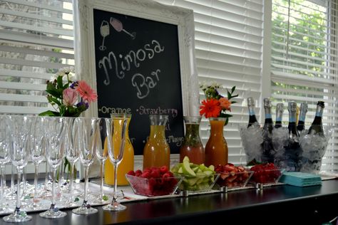 Bar Party Set Up, Brunch Galentines, Mimosas Bar, Mimosa Table, Bar Party Ideas, Brunch Wedding Food, Brunch Table Decorations, Wedding Brunch Reception, Sangria Bar