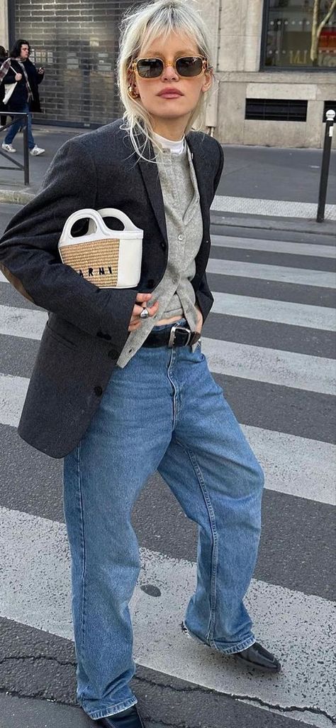 Dad Jeans Outfit Women, Street Style 2023, Copenhagen Street Style, French Girl Chic, Mode Hippie, Skandinavian Fashion, French Girl Style, Style 2023, Winter Mode