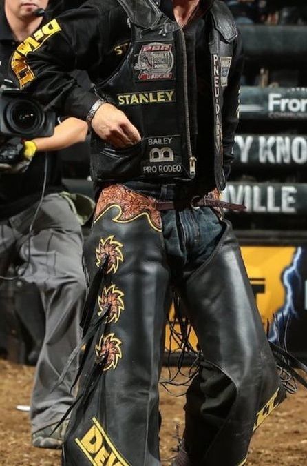 #rodeo #cowboy #chaps #leather Cowboys In Chaps, Assless Chaps Outfit Men, Rodeo Men, Cowboy Chaps, Rodeo Time, Rodeo Boots, Cowboy Pants, Texas Cowboys, Cowboy Rodeo