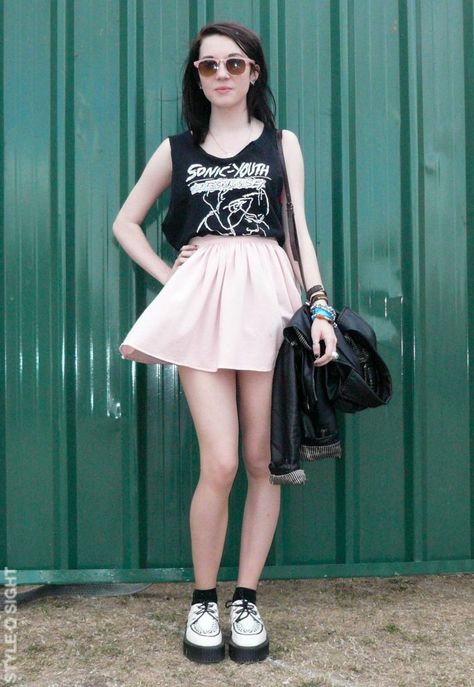 Creepers girl White Creepers Outfit, Style Creepers Outfit, How To Style Creepers, Outfits With Creepers, Creeper Shoes Outfit, Tuk Creepers Outfit, Creepers Outfit, Band Tee Outfits, Goth Grunge