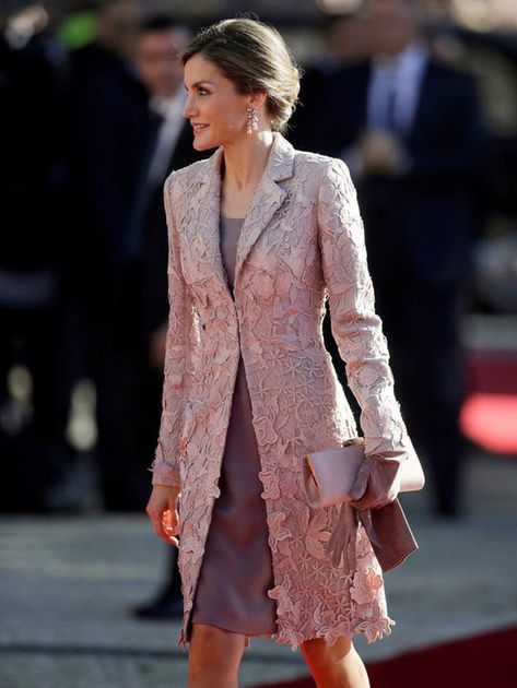 O estilo da Rainha Letizia vem atraindo olhares mundiais Wedding Guest Jackets, Bride Dress Vintage, Mothers Gowns, Estilo Real, Destination Wedding Dress, Womens Wedding Dresses, Letizia Of Spain, Wedding Dresses For Sale, Dresses 2020