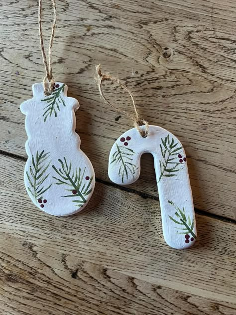 Foam Clay Ornaments, Clay Ornament Ideas, Clay Christmas Ornaments Diy, Ceramics Sculpture Ideas, Das Clay Ideas, Wooden Bead Ornaments, Christmas Hygge, Clay Hanging, Christmas Gift Baskets Diy