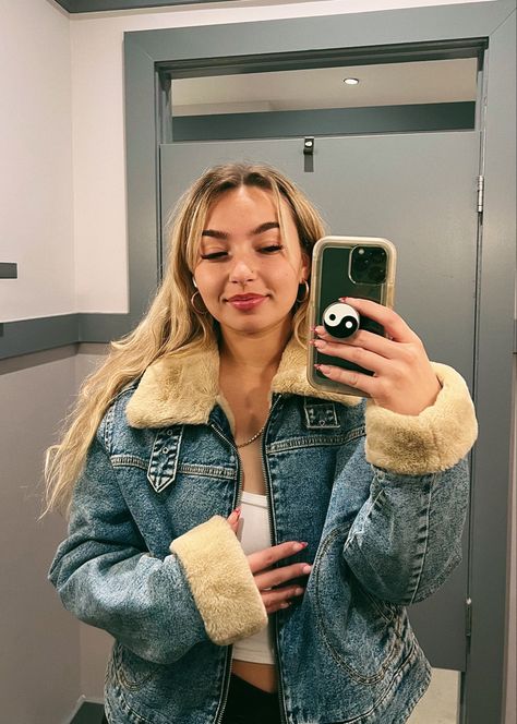 a young lady taking a picture of herself wearing a denim jacket in a hollister dressing room Fuzzy Denim Jacket Outfit, Denim Jacket With Fur Outfit, Denim Jacket Outfit Summer, Denim Jacket Looks, Fur Lined Denim Jacket, Denim Jacket Outfit, Lined Denim Jacket, Jacket Outfit, Red Jacket