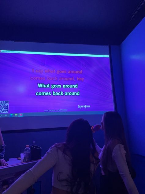 Sleepover Karaoke, Sleepover Moodboard, Karaoke Party Ideas At Home, Karaoke Night Aesthetic, Karaoke Date, Karaoke With Friends, Karaoke Aesthetic, Teen Sleepover, Karaoke Night