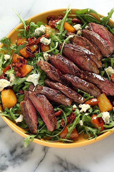 Skirt Steak Salad, Caramelized Pears, Steak Salad Recipe, Autumn Salad Recipes, Baker By Nature, Diner Recept, Steak Salad, Autumn Salad, Eat Salad