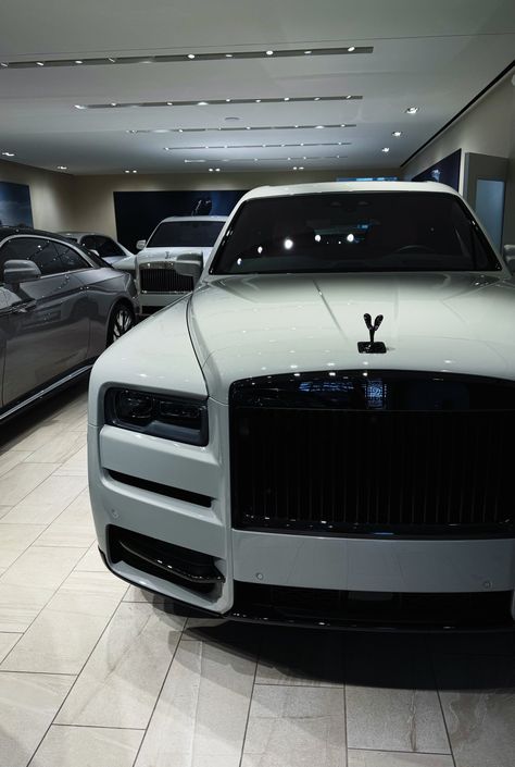 New Luxury Cars, Rolls Royce Cullinan, Street Racing Cars, Rich Lifestyle, Luxury Lifestyle Dreams, Fancy Cars, Classy Cars, Super Luxury Cars, Pretty Cars