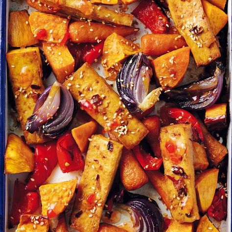 Tofu Roasted Vegetables, Tofu Tray Bake, One Pot Tofu Recipes, Roasted Tofu And Vegetables, Vegan Traybake Dinner, Tofu And Vegetables Recipes, Vegan Traybake, Traybake Dinner, Catering Dinner