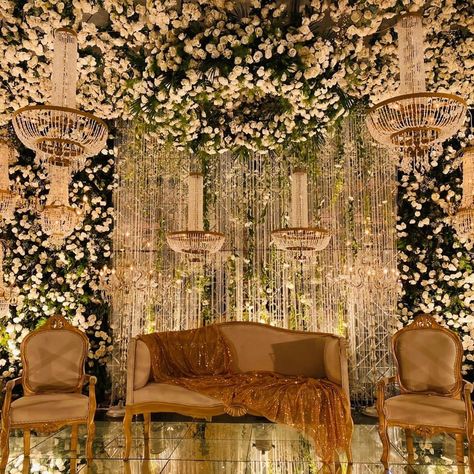 Baraat Stage Decoration Pakistani, Walima Decoration Pakistan, Baraat Decor Ideas, Walima Stage Decoration Pakistan, Barat Decor Stage Decorations, Nikkah Partition Decor, Desi Wedding Stage, Barat Ideas, Barat Decor