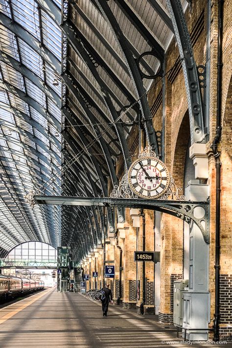 King's Cross Station Kings Cross Station, Train Platform, Images Harry Potter, London Museums, Old Train, Easy Yoga, Film Set, Train Tracks, Train Travel