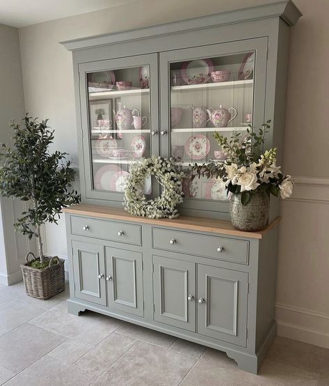 Vase And Flowers, Dresser Painted, Revamp Furniture, Refinishing Furniture Diy, Smart Tiles, Coffee Bar Home, Have A Lovely Weekend, Diy Furniture Renovation, Furniture Rehab