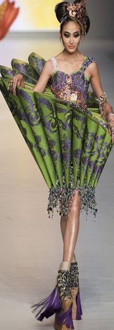 Hong Kong Fashion, Crazy Dresses, Guo Pei, Mode Editorials, Sculptural Fashion, Diy Kostüm, Asian Culture, Chanel Couture, Weird Fashion