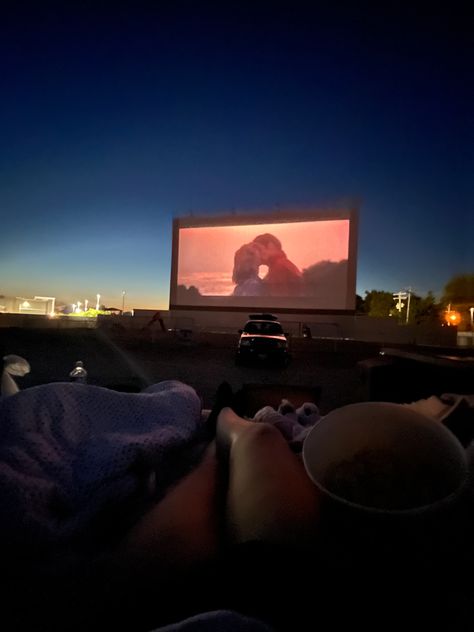 Summer Night Drive, Movie Night Asthetics, Drive In Movie Date Aesthetic, Drive In Movie Date Car, Drive In Movie Date Truck, Car Movie Date, Movie Night Couple, Drive In Movie Aesthetic, Movie Date Aesthetic