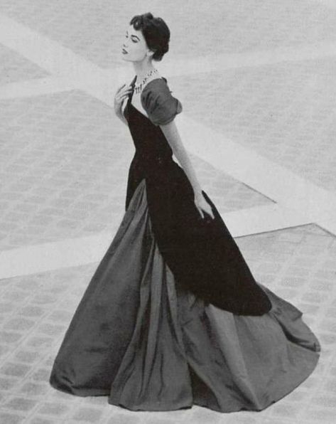 1952 Christian Dior ❤️ I swear I would wear everything he made back then!! Above The Knee Dress, Dior Collection, 20th Century Fashion, Look Retro, Fashion 1950s, Vintage Fashion Photography, Vintage Gowns, Vintage Couture, Vintage Glam