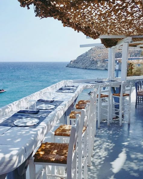 Beach Restaurant Design, Mykonos Restaurant, Greek Cafe, Seaside Restaurant, Mykonos Beaches, Hotel Lobby Design, Coastal Dining, Greek Restaurants, Beach Lounge