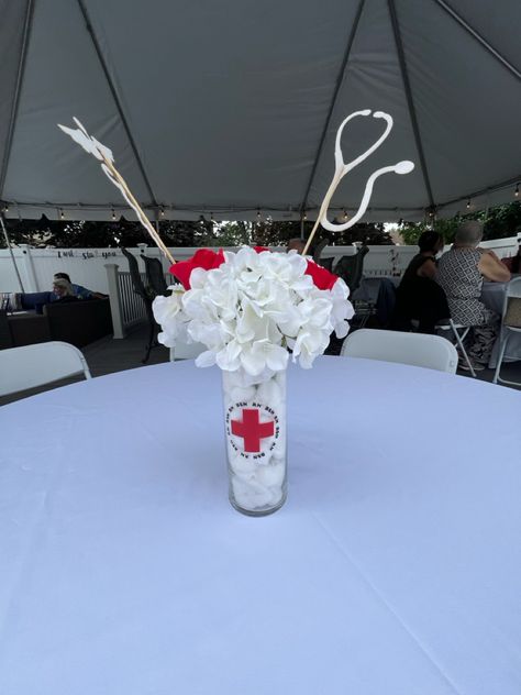 Nurse Graduation Party Decorations Ideas, Nurse Party Centerpieces, Medical Event, Grad Party Centerpieces, Nurse Grad Parties, Nurse Graduation Party Decorations, Nursing School Graduation Party, Nurse Party, Eating Table