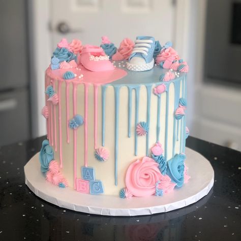 Gefällt 4,483 Mal, 39 Kommentare - Steph & Roxie (@calicakemoms) auf Instagram: „Gender reveal cake and cupcakes. Really cute eh?! . . . . . . . . @cakess.videos @cakesbae…“ Baby Shower Gender Reveal Cake, Gender Reveal Party Food, Baby Reveal Cakes, Simple Gender Reveal, Baby Gender Reveal Party Decorations, Holi Party, Candy Stand, Gender Reveal Party Theme, Idee Babyshower