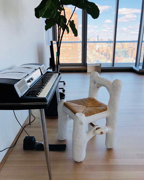 The rapper's Ocean Apartment, Piano Corner, Console Dining Room, New York Loft Style, Best Decor Ideas, Vibey Room, Piano Decor, Ocean Home Decor, Coffee Table Side