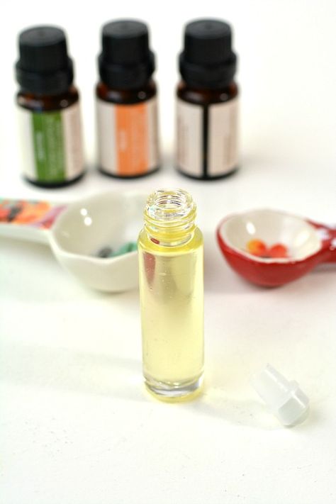 Floral DIY Essential Oil Roller- This DIY rollerball perfume is so easy to make, and smells wonderfully floral! Check out this tutorial to find out how to make your own roll on perfume! | perfume rollerball, floral perfume, DIY gift ideas, #perfume #diy #homemade #essentialOils How To Make Homemade Perfume, Perfume Diy, Perfume Rollerball, Essential Oil Mixtures, Homemade Perfume, Neroli Essential Oil, Jasmine Essential Oil, Lavender Spray, Diy Essentials