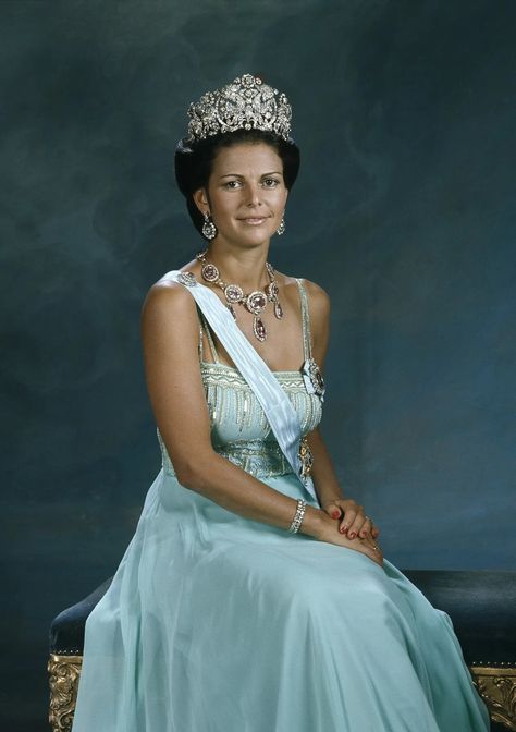 Eight Royal Tiaras for Eighty Years: Queen Silvia’s Luminous Braganza Portraits King Queen Princess, Queen Silvia Of Sweden, Kroonprinses Victoria, Queen Of Sweden, Royal Photography, Green Evening Dress, Golden Jubilee, Royal Tiaras, Estilo Real