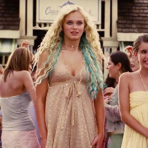 Amanda Seyfried Hair, Aquamarine Movie, Aqua Outfit, Little Mermaid Outfit, Sara Paxton, Hair Movie, Mermaid Movies, Movie Themed Party, Disney Face Characters