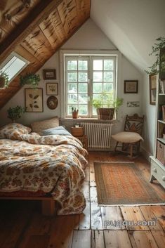 Small Low Ceiling Bedroom Ideas, Attic Bedroom, Stylish Bedroom, Cottage House, Dream Apartment, Dream House Plans, Cozy Room, Home Aesthetic, Dream Rooms