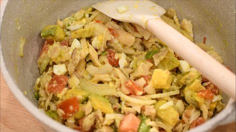 Ensalada de Bacalao Bacalao Salad, Olive Oil And Vinegar, Avocado Tomato, Recipe Steps, Hard Boiled, Hard Boiled Eggs, Yellow Onion, Boiled Eggs, Delicious Salads