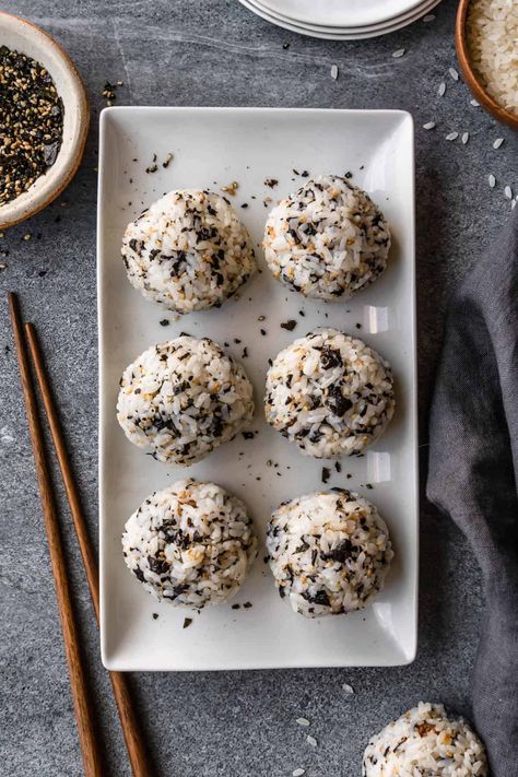 Jumeokbap, or Korean Rice Balls, are perfect for kids! Make easy rice balls stuffed with ground beef bulgogi in just 30 minutes. Delicious, great to take on-the-go, and easy to switch up the filling with whatever leftovers you have! Dairy free, less than 10 ingredients, snack, appetizer, breakfast. Breakfast Recipes For School, Easy Rice Balls, Korean Rice Balls, Korean Food Photo, Ground Beef Bulgogi, Welcome Party Decor, Yangnyeom Chicken, Food Signage, Bulgogi Sauce