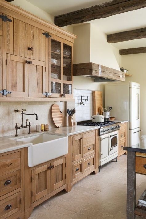 15 Natural Wood Kitchen Cabinets That Add Warmth and Style - My Decor Inspo Wooden Kitchen Cabinets Farmhouse Style, Hickory Kitchen Cabinets Farmhouse, Kitchen Overhead Cabinets, Natural Hickory Kitchen Cabinets, Modern Oak Kitchen, Natural Wood Cabinets, Alder Kitchen Cabinets, Trim Cabinets, Natural Wood Kitchen Cabinets