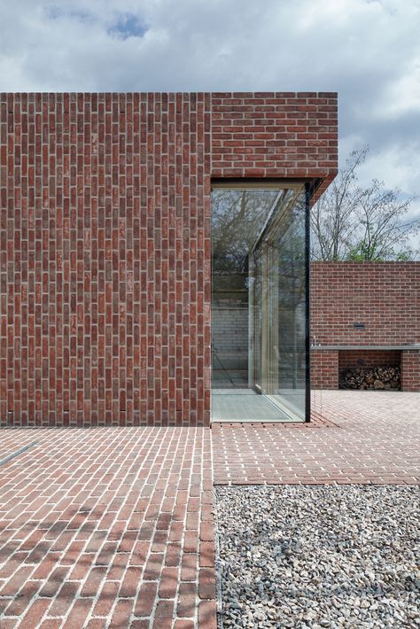 Gallery of Brick House in Brick Garden / Jan Proksa - 1 Modern Brick House, Brick Cladding, Brick Detail, Cladding Materials, Brick Garden, Facade Cladding, Casa Country, Brick Architecture, Have Inspiration