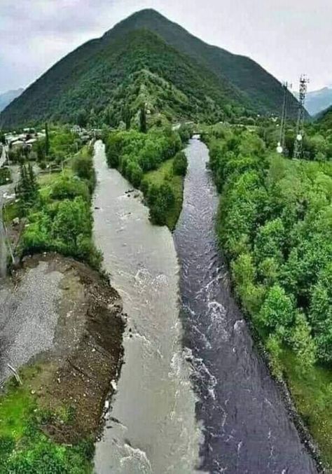 DRC  Kasai river and Mai-Ndombe river  Two rivers crossing each other but which never mix. The Kasai and Mai-Ndombe rivers at their confluence in Kwango province. Georgia Country, Two Rivers, Natural Phenomena, Natural Wonders, Beautiful Nature, Places To Travel, The Good Place, Cool Photos, Beautiful Places