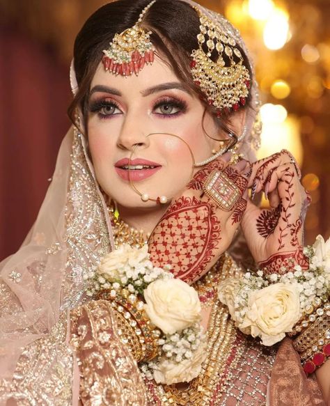 Muslim Bride Photoshoot, Gold Necklace Set Bridal, Jewellery For Bride, Jewellery Set Bridal, Cute Bride, Bridal Jewellery Set, Indian Bride Makeup, Muslim Bridal, Bridal Jewellery Inspiration