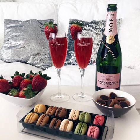 Luxury Goals, Chocolate Lindt, Romantic Ideas, Marriage Anniversary, Wine And Dine, Romantic Dinners, Happy Marriage, Luxury Lifestyle, Chocolates