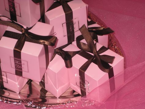 Favor boxes for a pink and brown themed Baby Shower Pink And Brown Theme Party, Brown And Pink Sweet 16, Brown And Pink Birthday Theme, Pink And Brown Party, Pink Birthday Theme, Pink Baby Shower Decorations, Pink Sweet 16, 23rd Birthday, Brown And Pink