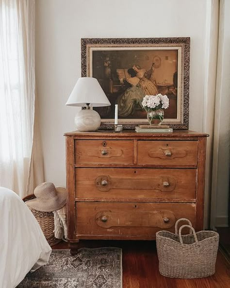 French Country Cottage Bedroom, Cottage Core Bedroom, Country Cottage Bedroom, Nightstand Styling, Cottage Bedroom, Modern Cottage, Who Am I, Dream Apartment, Eclectic Home