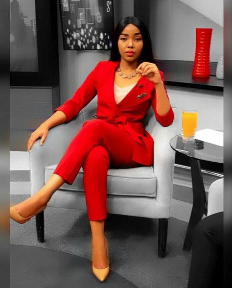 Executive Pictures Women, Boss Lady Birthday Photoshoot, Official Photoshoot Poses For Women, Elegant Photoshoot Ideas Classy Studio, Author Photoshoot, Boss Poses, Business Poses, Professional Poses, Professional Shoot