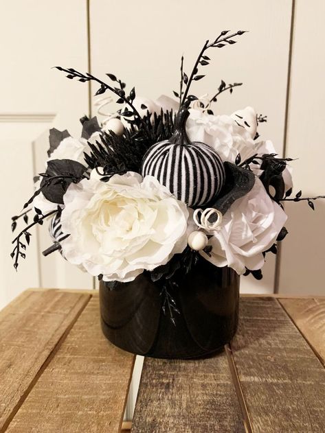 Black And White Pumpkins, Home Halloween Decor, Halloween Flower Arrangements, Patch Crafts, Thanksgiving Floral Arrangements, Halloween Floral Arrangements, White Pumpkin Decor, Carrot Patch, Black And White Halloween