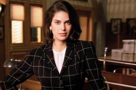 Teri Hatcher Terri Hatcher, Perry White, Dean Cain, Superman And Lois Lane, Teri Hatcher, Superman Movies, Career Outfits, Adventures Of Superman, Superman Comic